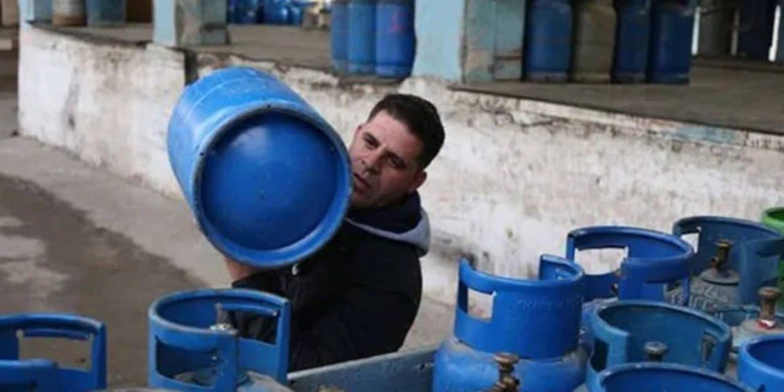 حكومة النظام ترفع سعر أسطوانة الغاز المنزلي وتثير انتقادات الأهالي في مناطق سيطرتها