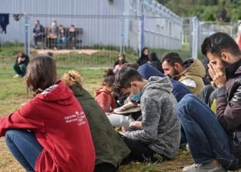 لاجئ سوري يعاني من الوصول إلى عائلته في بولندا