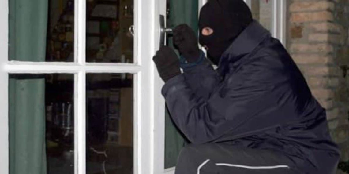 امرأة تستأجر لصاً لسرقة 22 مليون من زوجها في مدينة حماة