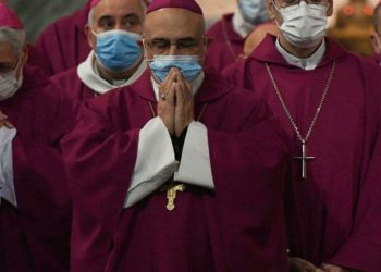 محكمة فرنسية تقضي بالسجن 15 عاماً لكاهن لبناني مدان باغتصاب أطفال