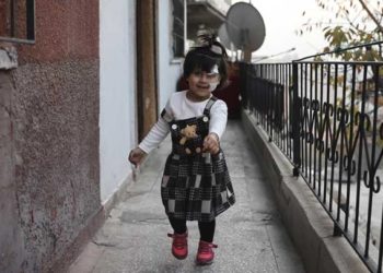 طفلة سورية تبصر النور بعد عملية جراحية ناجحة في تركيا