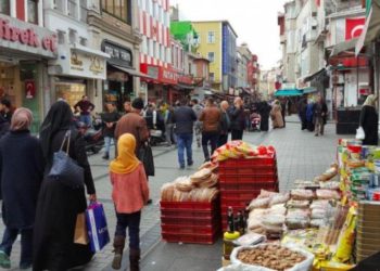 كيف أثر تدهور الليرة التركية على اللاجئين السوريين؟