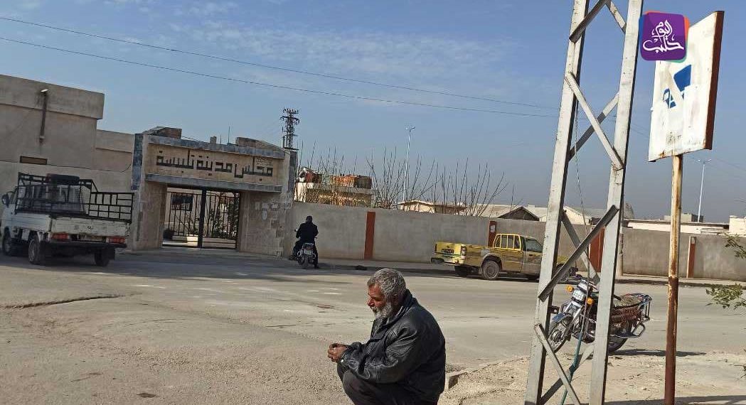 حكومة النظام تهدم “محال وأكشاك” تجارية في تلبيسة شمالي حمص (صور)