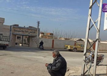 حكومة النظام تهدم “محال وأكشاك” تجارية في تلبيسة شمالي حمص (صور)