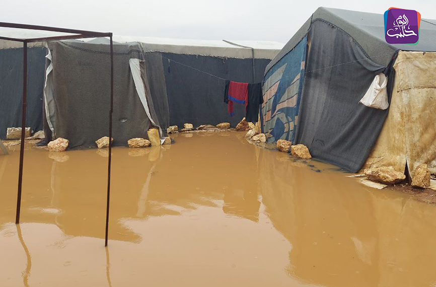 “منسقو الاستجابة”: آلاف العائلات تضررت بشكلٍ كامل نتيجة الأمطار في المخيمات