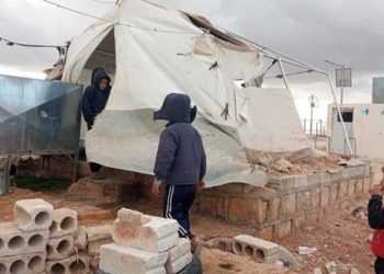 أضرار مادية كبيرة في المخيمات جراء عاصفة هوائية ضربت شمال غرب سوريا “فيديو”