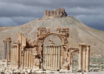 بغياب “الأسد”.. روسيا تعلن بدء أعمال ترميم “قوس النصر” في تدمر شرق حمص