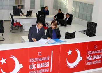 مسؤول تركي يوجه تحذيراً للاجئين المقيمين في عموم تركيا