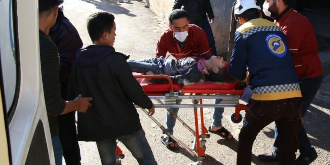 معظمهم أطفال.. جرحى بقصف للنظام على بلدة شرقي إدلب