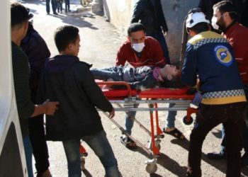 معظمهم أطفال.. جرحى بقصف للنظام على بلدة شرقي إدلب