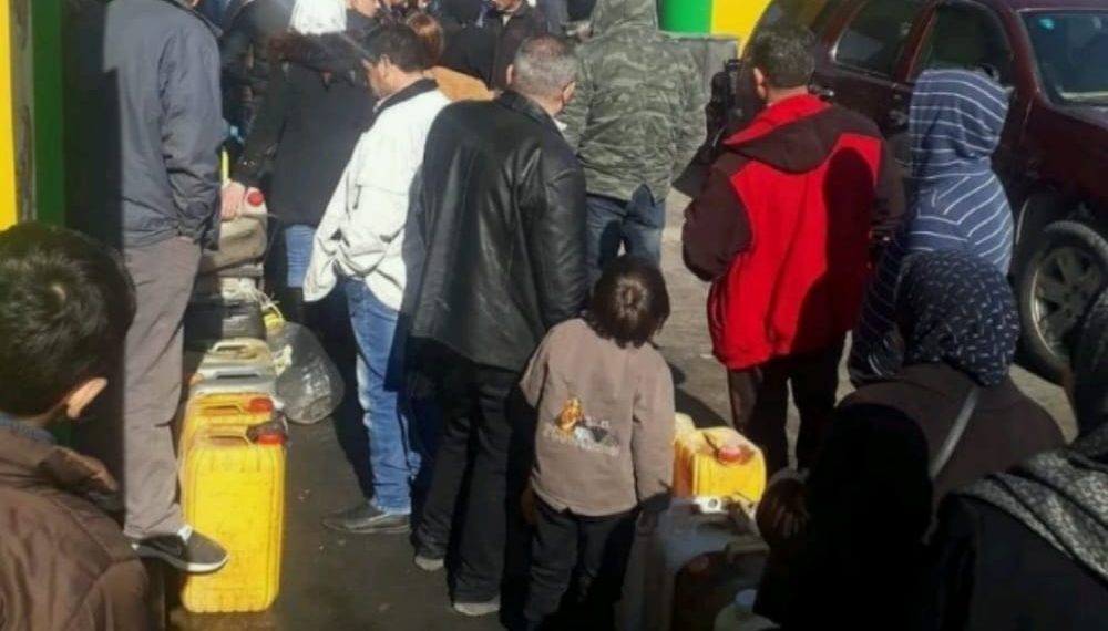 دمشق.. الطوابير تعود إلى الطرقات بعد إعلان توزيع “المازوت الحر” على “البطاقات العائلية”