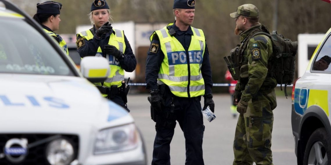 بتهمة تهريب المخدرات.. الشرطة السويدية تعتقل امرأة سورية وطفلها