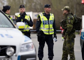 بتهمة تهريب المخدرات.. الشرطة السويدية تعتقل امرأة سورية وطفلها