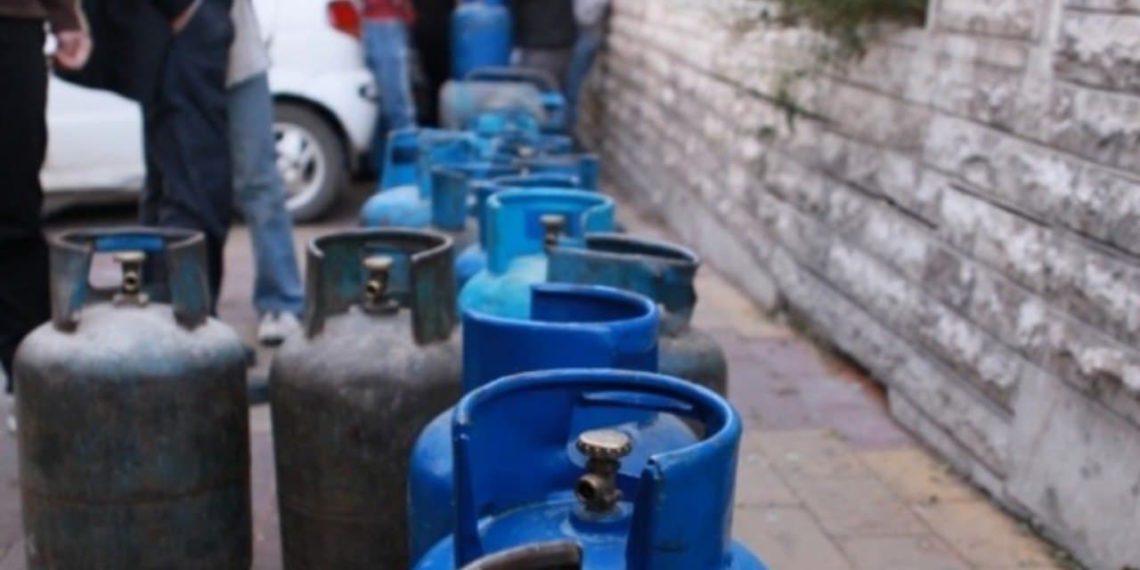 حكومة النظام تحيل تصنيع أسطوانات الغاز إلى معامل “البراميل المتفجرة”