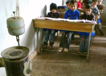 بعد نفاد مخصصاتها.. مدارس تعتمد البلاستيك للتدفئة في ريف دمشق