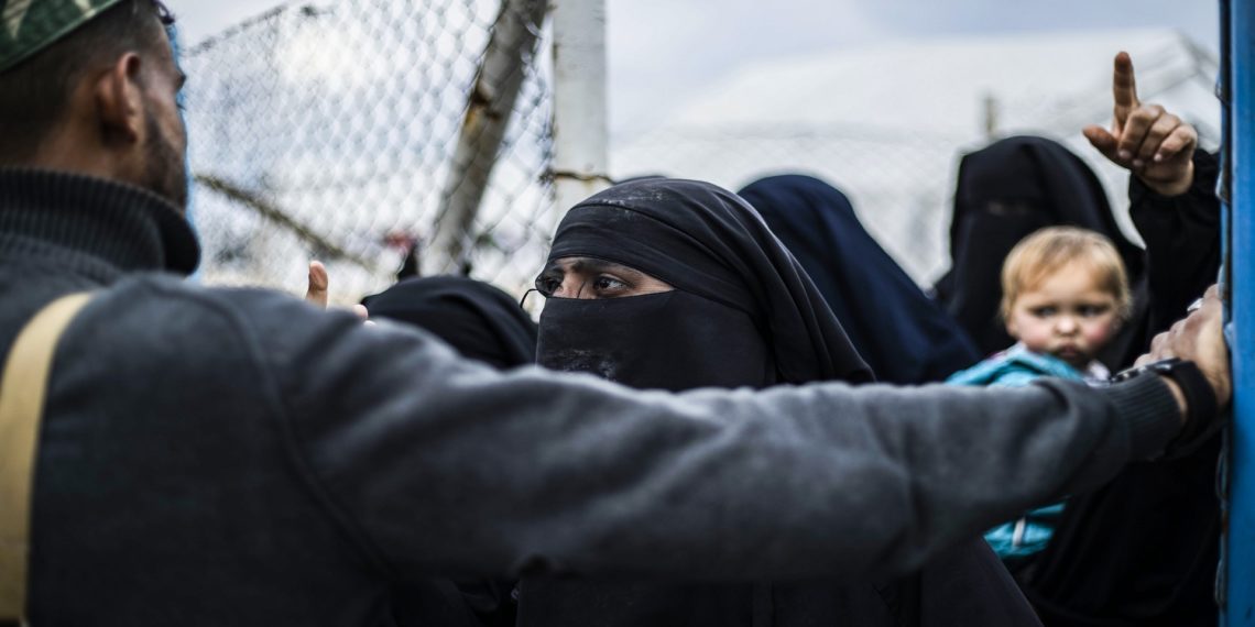 “قسد” تبدأ إصدار بطاقات تعريفية لنساء التنظيم بمخيم الهول