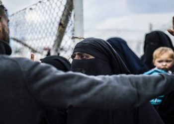 “قسد” تبدأ إصدار بطاقات تعريفية لنساء التنظيم بمخيم الهول