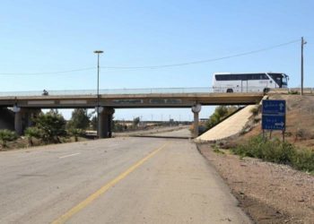 إغلاق أوتوستراد “دمشق – درعا” بالإطارات المشتعلة احتجاجاً على اعتقال شبان