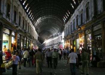 مسؤول بحكومة النظام يتهم التجار بارتفاع الأسعار بعد استبعادهم من “الدعم”