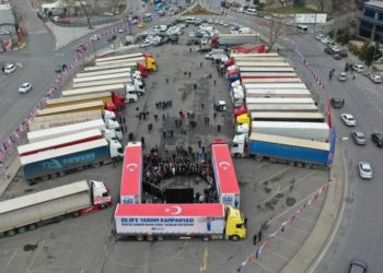 100 شاحنة مساعدات تنطلق من إسطنبول باتجاه إدلب