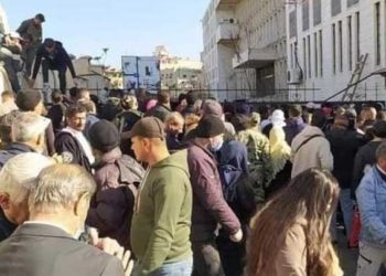 إما الطوابير أو الرشوة.. نظام الأسد يبتز أهالي السويداء