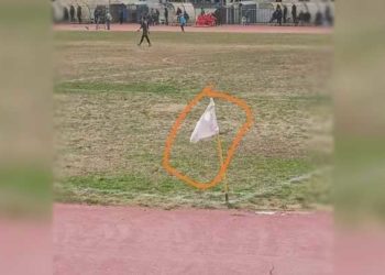 مسؤول رياضي تابع للنظام يعلق على صورة استخدام “لباس داخلي” بدلاً من راية الركنية في ملعب الباسل