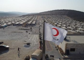 “الهلال الأحمر التركي” يسلم أكثر من 50 ألف شقة للنازحين بريف إدلب