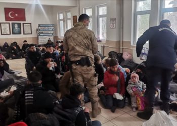 بينهم 15 سورياً.. ضبط 222 مهاجراً غير نظامي غربي تركيا