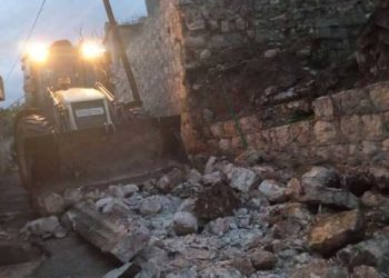 انهيار مبنى متصدع في مدينة بنش تعرض لقصف جوي روسي عام 2017 “فيديو”