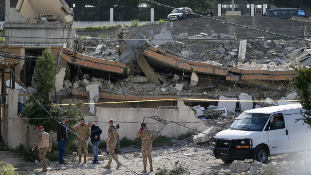 ضحايا بانفجار في مركز لحركة أمل جنوبي لبنان (فيديو)