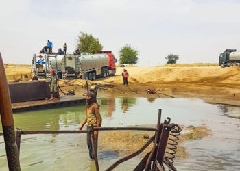 قسد تصادر شاحنات تهريب إلى مناطق النظام في دير الزور
