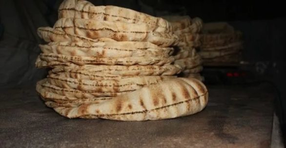 وزارة التجارة الداخلية وحماية المستهلك بحكومة النظام تقول إن دخل بائعي الخبز على الطرقات في مدينة دمشق ممن يجمعون بطاقات من أشخاص بلغ 4 ملايين ليرة شهرياً