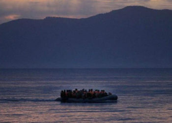 خفر السواحل اليوناني يعلن العثور على 5 لاجئين سوريين على متن قارب شراعي في خليج بجزيرة سلاميس اليونانية