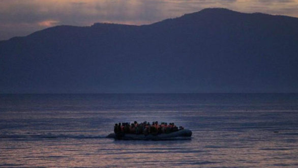خفر السواحل اليوناني يعلن العثور على 5 لاجئين سوريين على متن قارب شراعي في خليج بجزيرة سلاميس اليونانية