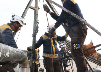 الدفاع المدني السوري ينتشل جثتي شابين توفيا في أثناء عملهما بحفر بئر على عمق أكثر من 200 متر في قرية السقلانية شرق حلب