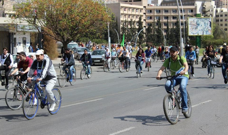 هرباً من أسعار المحروقات.. الأهالي يستخدمون الدراجات الهوائية في حمص