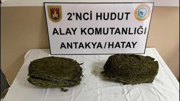 السلطات التركية تضبط 8.226 كيلو غراماً من "الحشيش الشعبي" مع شخصين كانا يحاولان العبور بشكل غير قانوني من سوراي إلى تركيا عند حدود هاتاي