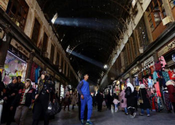 رئيس القطاع النسيجي وعضو "غرفة تجارة دمشق وريفها" بحكومة النظام "مهند دعدوش" يقول إن موسم الألبسة هو الأضعف منذ 30 عاماً