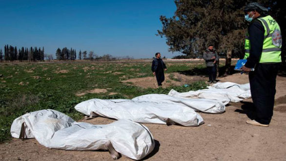 "المركز السوري للحرية والمساءلة" يكشف انتشال 6 آلاف جثة من مقابر جماعية حفرها "تنظيم الدولة" في شمال شرق سوريا