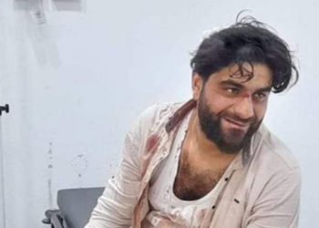 عناصر من أحد فصائل الجيش الوطني السوري يعتدي بالضرب على المنشد "أنس قضيماتي" في مدينة إعزاز شمال حلب