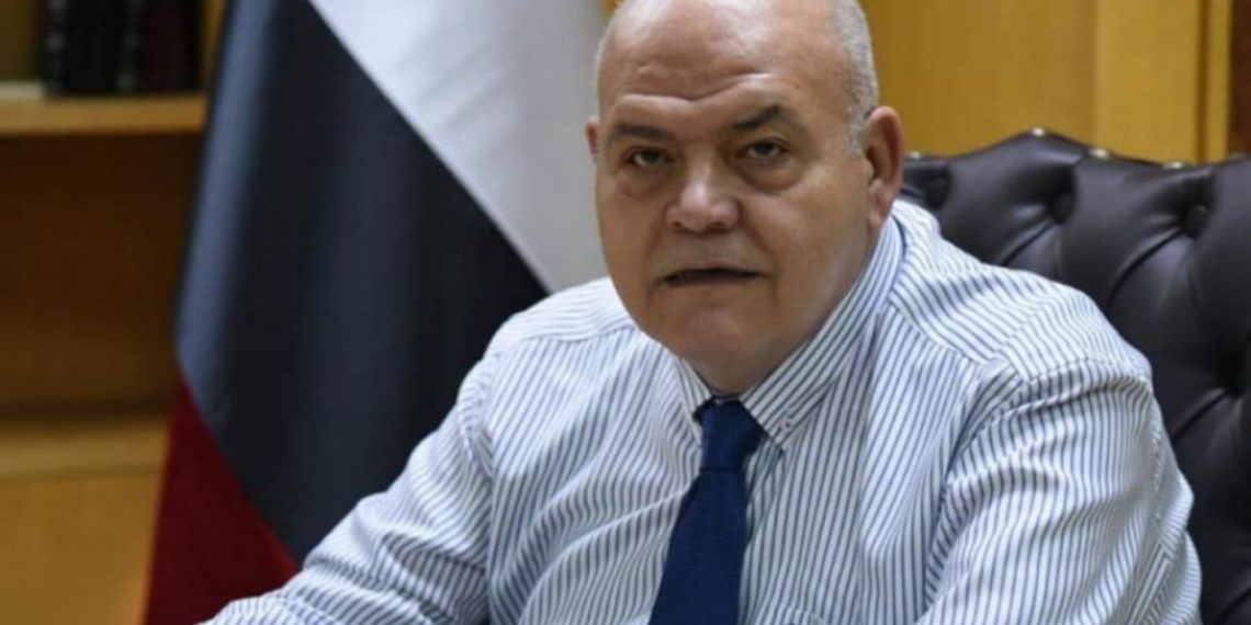 ريف دمشق.. وزير في حكومة النظام يعتدي على مسن وحرسه يهدد باعتقاله