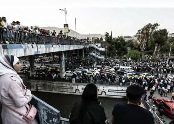 ضباط النظام “يبتزون” ذوي المعتقلين