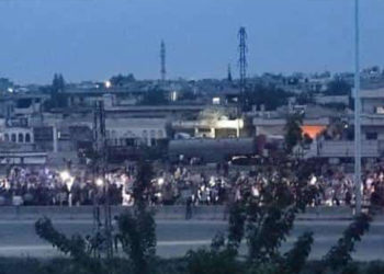 أهالي تلبيسة بريف حمص يحتجون على استمرار النظام باعتقال أبنائهم القابعين في سجونه