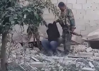 فيديو مسرب لعناصر ميليشيا عراقية يوثق الاعتداء على معتقل في ريف دمشق