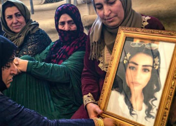 والدتان سوريتان تعنيان بنتيهما المفقودتين بعد حادثة غرق طالبي لجوء في البحر المتوسط قبالة سواحل لبنان