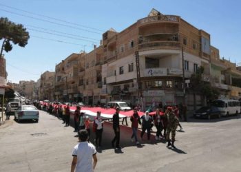 تسويات أمنية تنطلق في القلمون الغربي والنظام يجبر الأهالي على مسيرة مؤيدة