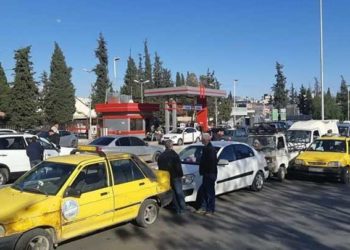 بعد الوعود بـ”الفرج”.. أسعار البنزين والديزل تحلّق عالياً في مناطق سيطرة النظام