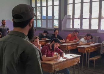 الجولاني يزور مركزاً امتحانياً في إدلب