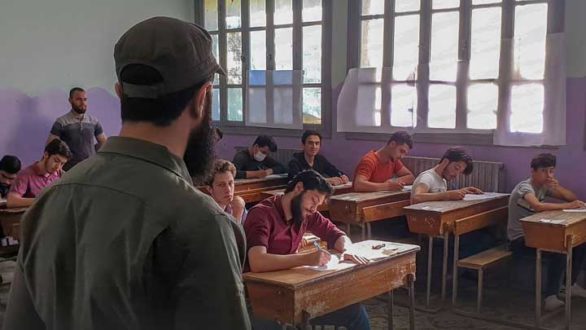 الجولاني يزور مركزاً امتحانياً في إدلب