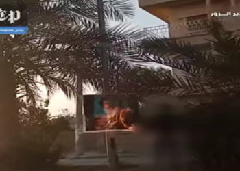 مجموعة تطلق على نفسها "أشبال القادسية" تُحرق صور "الخميني" في مدينة دير الزور